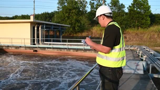 Umweltingenieure Arbeiten Kläranlagen Wasserversorgungstechnik Arbeitet Wasserrecyclinganlage Zur Wiederverwendung — Stockvideo