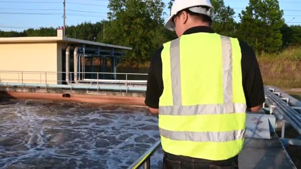 Инженер Эколог Работает Очистных Сооружениях Проектирование Водоснабжения Заводе Переработке Воды — стоковое видео