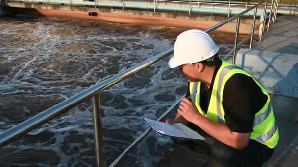 Práce Ekologického Inženýra Čistírnách Odpadních Vod Strojírenství Dodávek Vody Pracující — Stock video