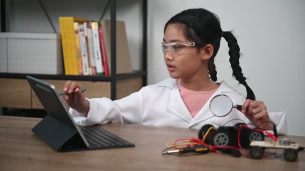 Asian Little Girl Constructing Coding Robot Stem Class Fixing Repair — ストック動画