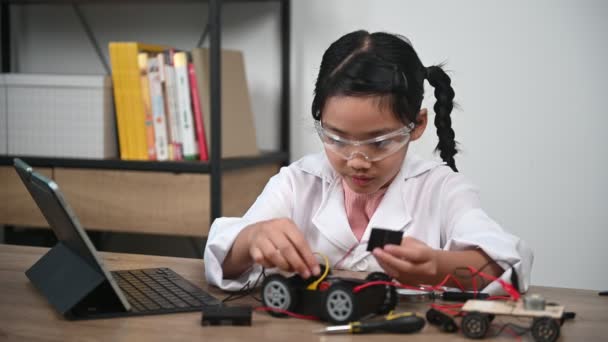 Asian Little Girl Constructing Coding Robot Stem Class Fixing Repair — стокове відео