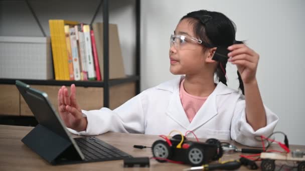 Gadis Kecil Asia Membangun Dan Coding Robot Kelas Stem Memperbaiki — Stok Video