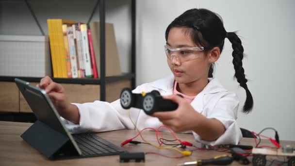 Asian Little Girl Constructing Coding Robot Stem Class Fixing Repair — стокове відео