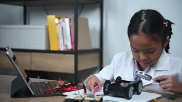 Asian Little Girl Constructing Coding Robot Stem Class Fixing Repair — Wideo stockowe