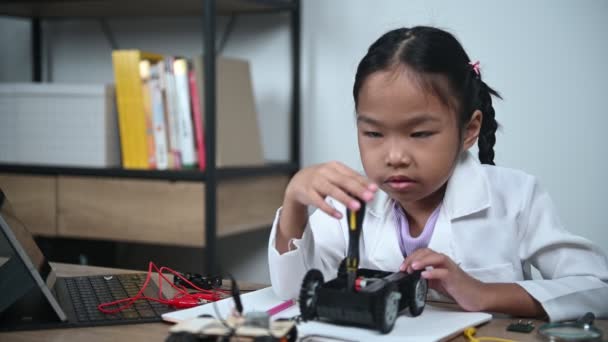 Asian Little Girl Constructing Coding Robot Stem Class Fixing Repair — стоковое видео
