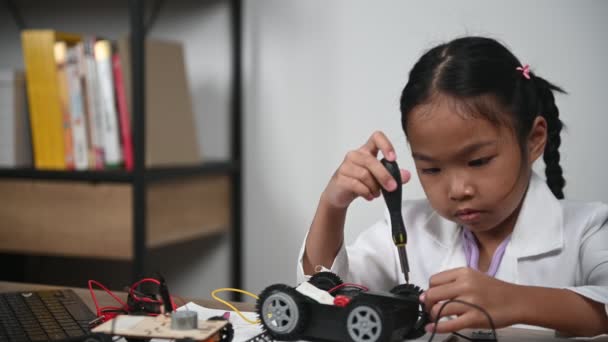 Asian Little Girl Constructing Coding Robot Stem Class Fixing Repair — Video Stock