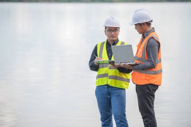 Çevre mühendisleri su kalitesini inceler, suyu test etmek için laboratuvara getirir, su ve topraktaki mineral içeriğini kontrol eder, kimyasal kirlenmiş su kaynaklarının sorununu çözmek için danışmanlık yapar.
