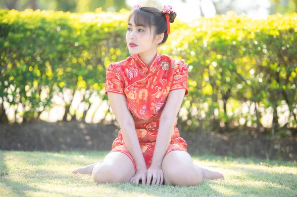 Портрет Красивая Азиатская Женщина Платье Cheongsam Таиланд Людей Счастливый Китайский — стоковое фото