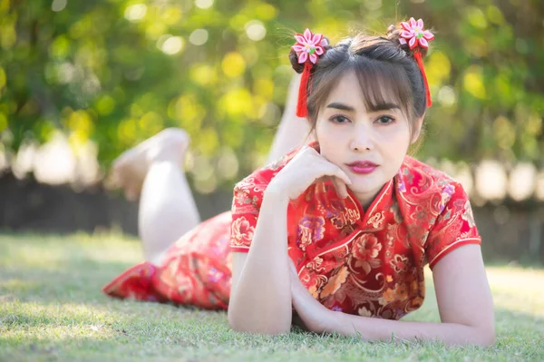 Cheongsam Elbiseli Güzel Asyalı Kadın Tayland Halkı Mutlu Çin Yeni — Stok fotoğraf