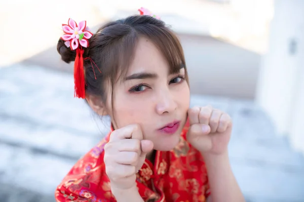 Πορτρέτο Όμορφη Ασιατική Γυναίκα Cheongsam Φόρεμα Ταϊλάνδη Άνθρωποι Ευτυχισμένη Κινεζική — Φωτογραφία Αρχείου