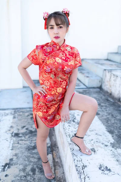 Retrato Bela Mulher Asiática Vestido Cheongsam Tailândia Pessoas Conceito Feliz — Fotografia de Stock
