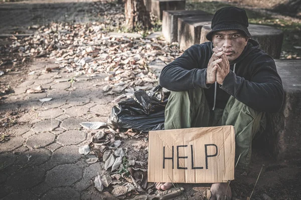 Azjata Jest Bezdomny Pobocznej Drodze Obcy Musi Żyć Samotnie Drodze — Zdjęcie stockowe