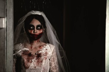 Cadılar Bayramı festivali konsepti, Asyalı kadın makyajı hayalet yüzü, gelin zombi avcısı, korku filmi duvar kağıdı ya da poster