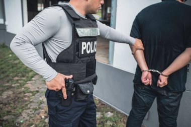 Polis ve hırsız kavramı. Polis suçluları yakalar. Kanunları çiğner.