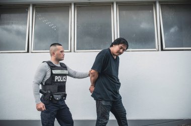 Polis ve hırsız kavramı. Polis suçluları yakalar. Kanunları çiğner.