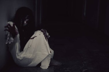 Asyalı kadın makyajı hayaleti, arka plan korku sahnesi, Cadılar Bayramı festivali konsepti, hayalet filmleri afişi, dairede kızgın ruh.