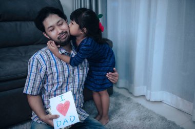 Babalar Günü konsepti, Asyalı genç yakışıklı baba ve kızı evde birlikte kalıyorlar.