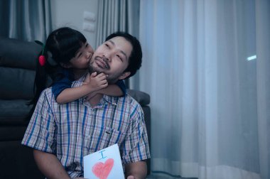 Babalar Günü konsepti, Asyalı genç yakışıklı baba ve kızı evde birlikte kalıyorlar.