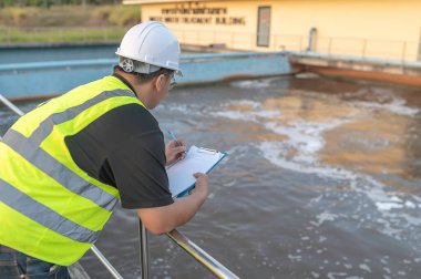 Çevre mühendisleri atık su arıtma tesislerinde, Su geri dönüşüm tesisinde tekrar kullanılmak üzere çalışan su tedarik mühendisliğinde çalışıyorlar
