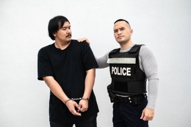 Polis ve hırsız kavramı. Polis suçluları yakalar. Kanunları çiğner.