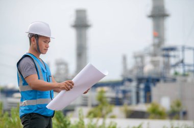 Elektrik santralinde çalışan iki mühendis, birlikte mutlu bir şekilde çalışıp, sorunu çözümlemede birbirlerine yardım ederek, kalkınma yönergeleri hakkında danışmanlık yaparak,