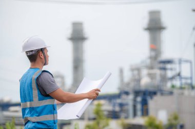 Elektrik santralinde çalışan iki mühendis, birlikte mutlu bir şekilde çalışıp, sorunu çözümlemede birbirlerine yardım ederek, kalkınma yönergeleri hakkında danışmanlık yaparak,