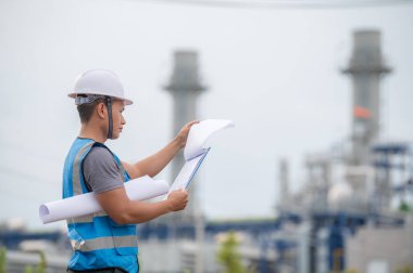 Elektrik santralinde çalışan iki mühendis, birlikte mutlu bir şekilde çalışıp, sorunu çözümlemede birbirlerine yardım ederek, kalkınma yönergeleri hakkında danışmanlık yaparak,
