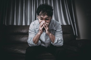 Asyalı yakışıklı adam aşırı iş yükünden dolayı stresli, yorgun erkek şirketten bir sürü iş ve depresyon riskinden sonra eve dönüyor.