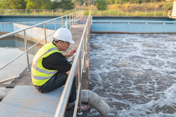 Engenheiros Ambientais Trabalham Estações Tratamento Águas Residuais Engenharia Abastecimento Água — Fotografia de Stock