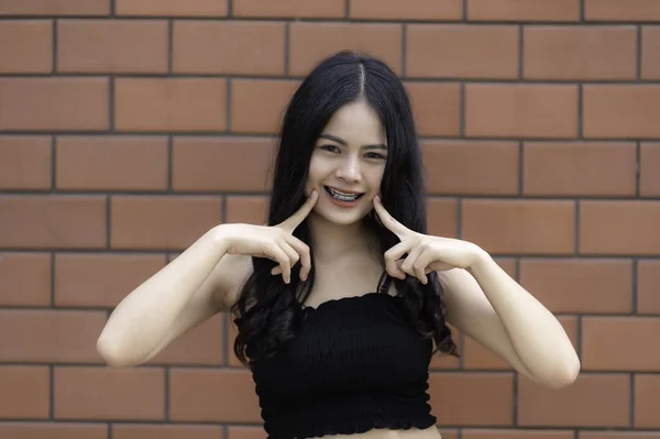 Porträt Von Hipster Mädchen Auf Backsteinmauer Hintergrund Schöne Asiatische Frau — Stockfoto