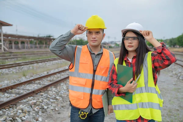 Dwóch Inżynierów Pracujących Dworcu Kolejowym Pracuj Razem Szczęśliwie Pomóż Sobie — Zdjęcie stockowe