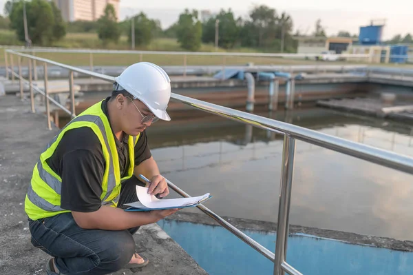 Engenheiros Ambientais Trabalham Estações Tratamento Águas Residuais Engenharia Abastecimento Água — Fotografia de Stock