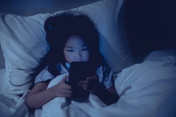 Asiático Miúdo Jogar Jogo Smartphone Cama Noite Menina Viciado Mídia — Fotografia de Stock