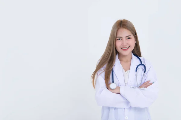 Porträt Einer Jungen Ärztin Mit Stethoskop Auf Weißem Hintergrund Asiatin — Stockfoto