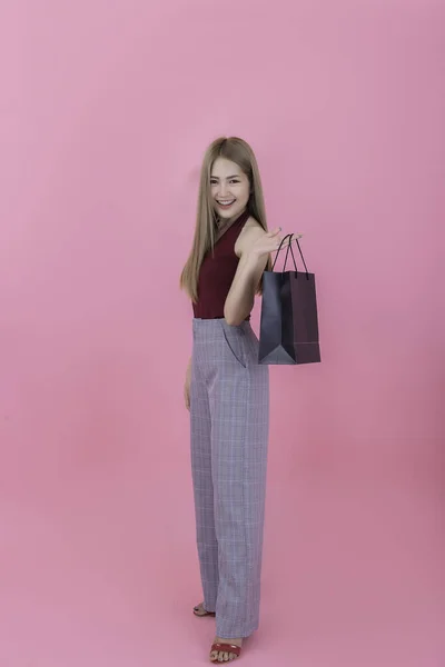 Bella Donna Asiatica Con Shopping Bag Carta Credito Mano Sfondo — Foto Stock