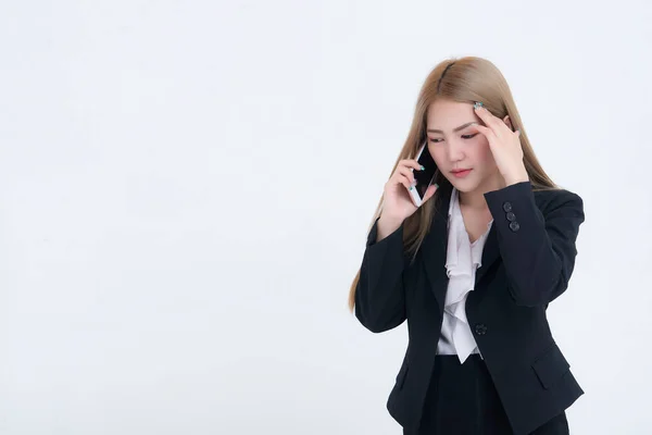 Asijské Obchodní Žena Mluvit Telefon Vážné Práci Bílém Pozadí Stres — Stock fotografie