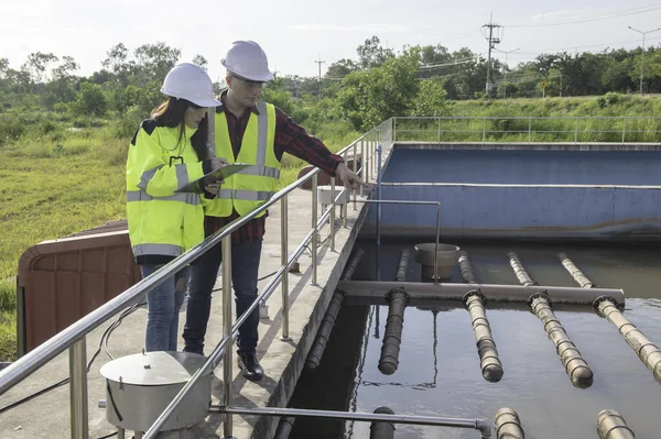 Umweltingenieure Arbeiten Kläranlagen Wasserversorgungstechniker Arbeiten Wasseraufbereitungsanlagen Zur Wiederverwendung Techniker Und — Stockfoto