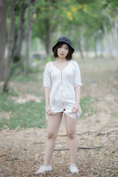 美丽的年轻亚洲女人在户外穿着白色衣服的画像 现代女人的生活方式 — 图库照片