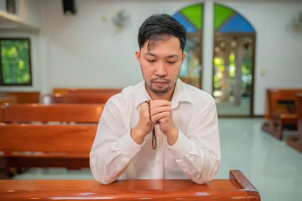 キリスト教徒は神からの祝福を求めています イエス キリストに祈るアジアの男 — ストック写真