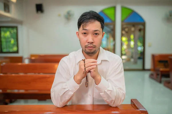 Uomo Cristiano Chiede Benedizioni Dio Uomo Asiatico Prega Gesù Cristo — Foto Stock