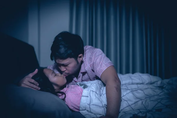 Baba Kızı Yatak Odasında Uyur Telefonlu Çizgi Film Izler Babalar — Stok fotoğraf