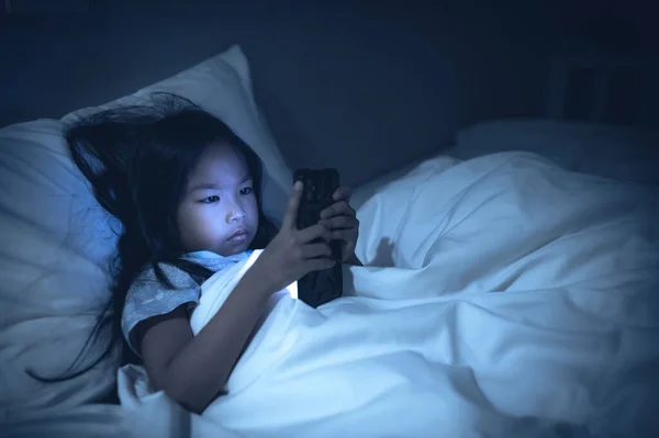 Asiático Miúdo Jogar Jogo Smartphone Cama Noite Menina Viciado Mídia — Fotografia de Stock