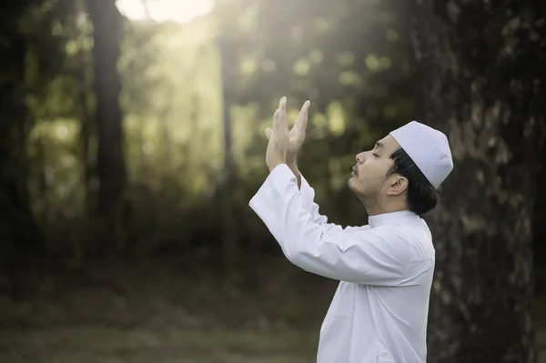 Islam Asiático Hombre Oración Jóvenes Musulmanes Rezando Ramadán Festival Concepto —  Fotos de Stock