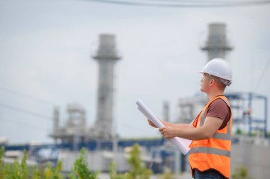 Elektrik santralinde çalışan iki mühendis, birlikte mutlu bir şekilde çalışıp, sorunu çözümlemede birbirlerine yardım ederek, kalkınma yönergeleri hakkında danışmanlık yaparak,