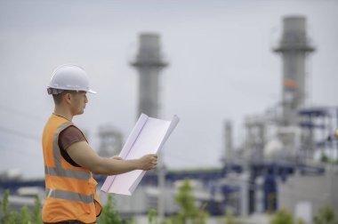 Elektrik santralinde çalışan iki mühendis, birlikte mutlu bir şekilde çalışıp, sorunu çözümlemede birbirlerine yardım ederek, kalkınma yönergeleri hakkında danışmanlık yaparak,