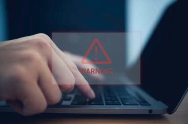 Hackerlar tarafından hacklenmenin tehlikelerinin farkında olmak için uyarı işaretleri. İnternet virüsleri bilgisayar verilerini yok ediyor..