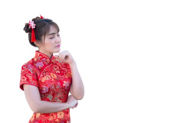 Cheongsam 'daki güzel Asyalı kadının portresi beyaz arka planda, Tayland halkı, mutlu Çin yeni yılı konsepti, geleneksel Çin elbisesi giymiş mutlu Asyalı kadın.