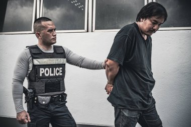 Polis ve hırsız kavramı. Polis suçluları yakalar. Kanunları çiğner.