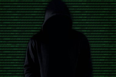 Siyah arka plandaki Asyalı hacker, şifre kırma, bilgi çalmak için güvenlik sistemlerini hackleme