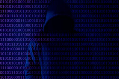 Siyah arka plandaki Asyalı hacker, şifre kırma, bilgi çalmak için güvenlik sistemlerini hackleme